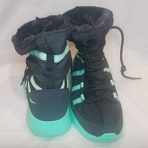 Nike Roshe One Hi SE 5y/6.5 Sneakers NWOB Size 5Y - Picture 2 of 5